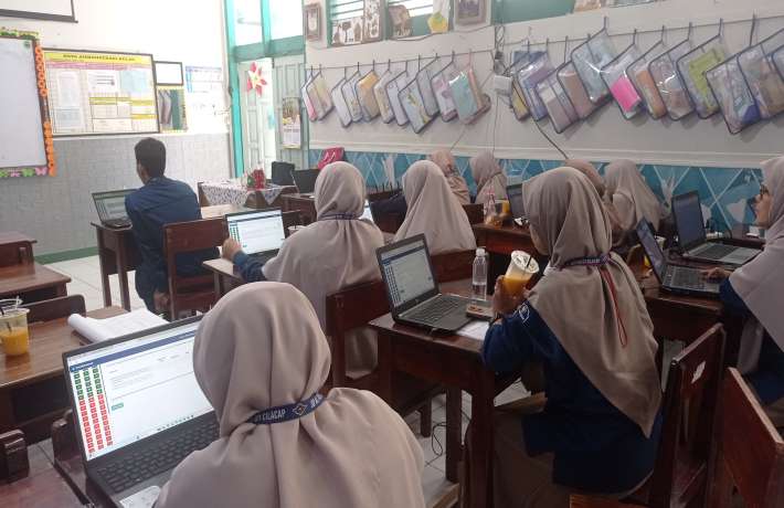 Rapat Rutin Asatidzah SD Al Irsyad 01 Cilacap dan Pengisian Survei Lingkungan Belajar