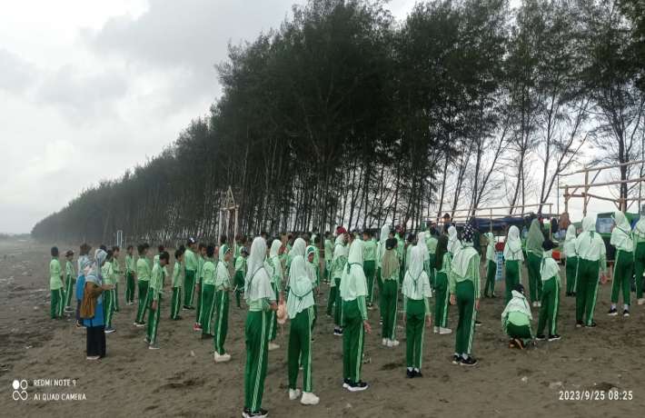 Outdoor Study Kelas 5 di Pantai Kemiren - Mengenal Ekosistem Perairan dan Pelestariannya