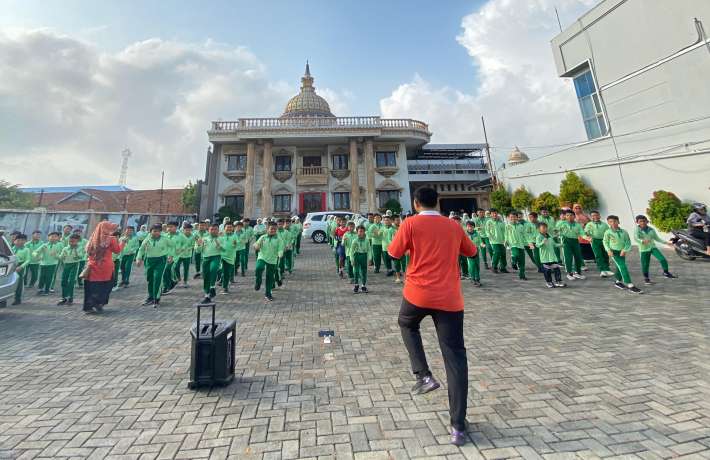 Outing Class Renang Asyik Wujud Kolaborasi Penerapan Disiplin dan Aktivitas Siswa