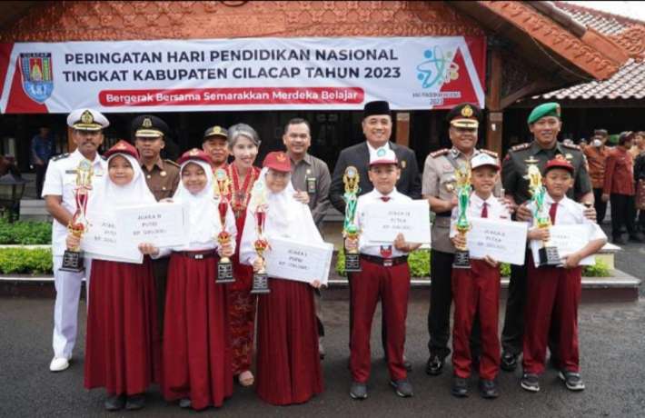 Penyerahan Piala Kejuaraan Pemilihan Siswa Berprestasi SD Tingkat Kabupaten Tahun 2023